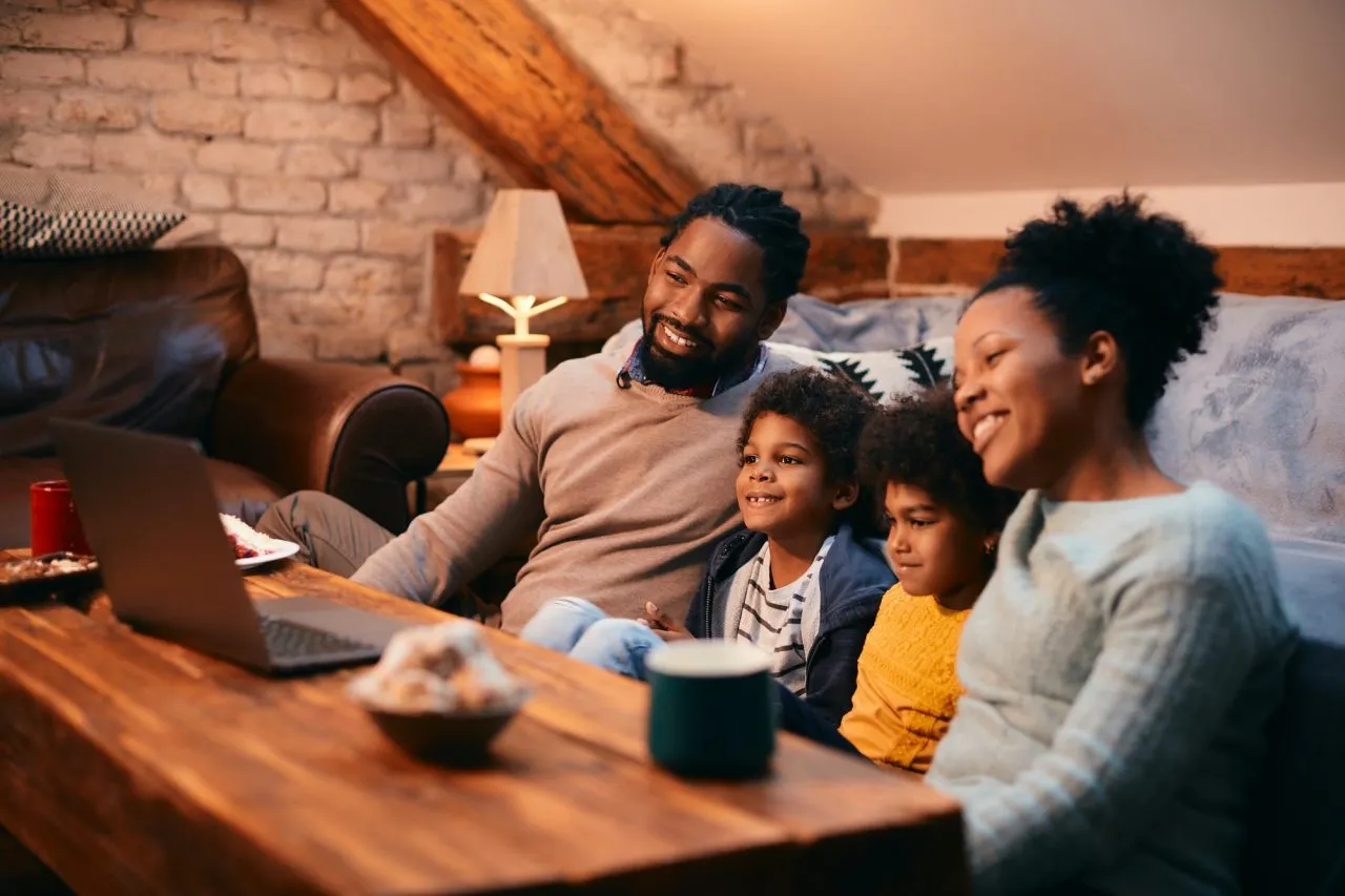 Família assistindo conteúdo em casa com a internet da Aliança Net